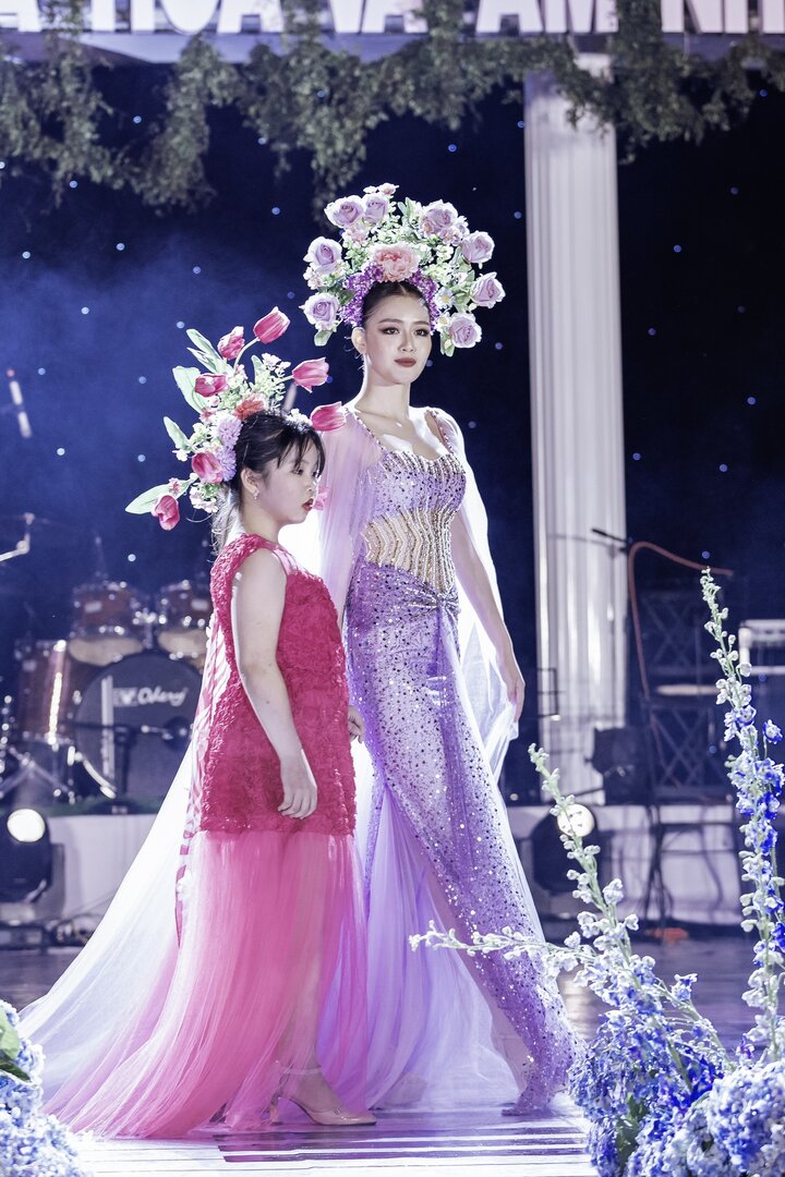 Trong khuôn khổ Tuần lễ vàng Du lịch Lâm Đồng 2024, NTK Châu Loan giới thiệu bộ sưu tập thời trang mới mang tên "Hoa trong em". Tất cả các thiết kết trong bộ sưu tập đều lấy cảm hứng từ các loài hoa đặc biệt của Đà Lạt.