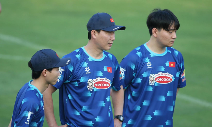 HLV Kim Sang-sik cùng 2 trợ lý tại buổi tập chiều 4/6.