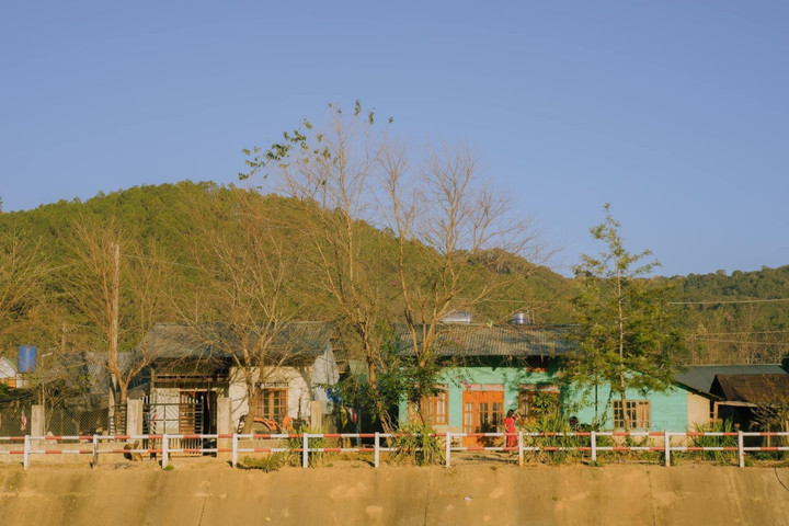 Nét yên bình, mộc mạc khi dừng chân bên những ngôi nhà nhỏ - Ảnh: ntrungtris