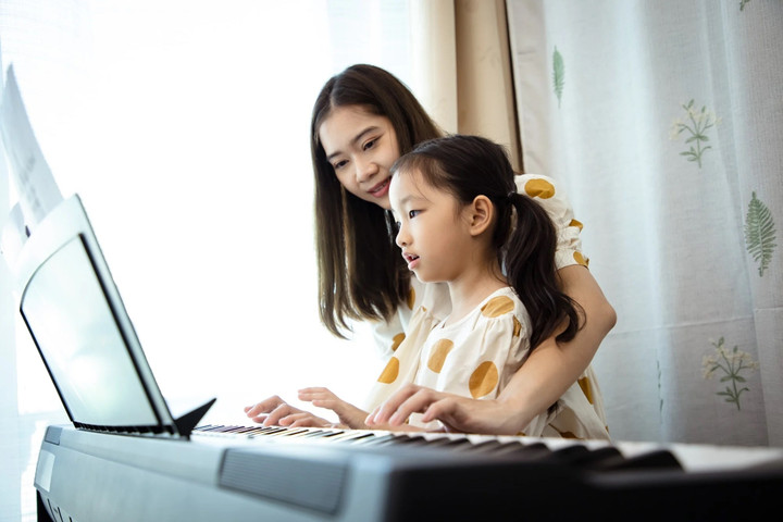 Công việc này đòi hỏi nhiều kỹ năng như biết ngoại ngữ thứ hai hoặc chơi một nhạc cụ. (Ảnh: SCMP)