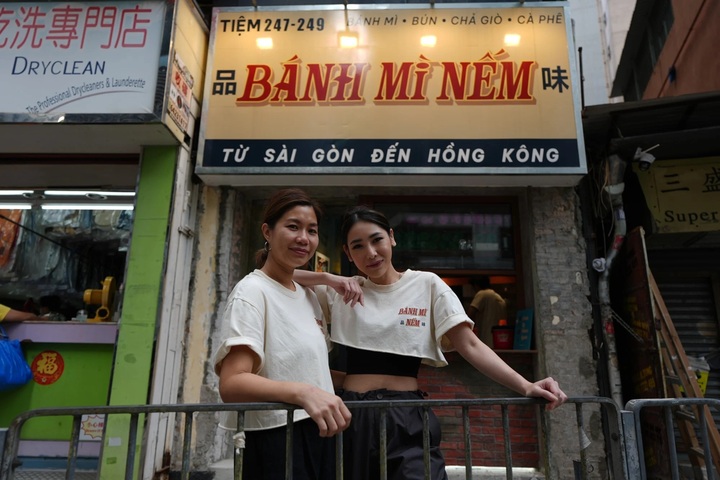 Kiki Phụng (phải) và Hạnh Đặng bên ngoài quán Bánh Mì Nếm mới khai trương ở Loan Tể, Hong Kong, Trung Quốc. (Ảnh: SCMP)