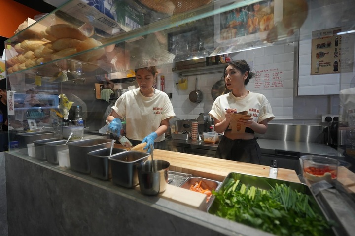 Kiki Phụng (phải) và Hạnh Đặng tại quầy phục vụ bánh mì tại Bánh Mì Nếm.