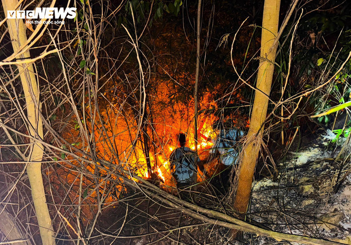 Lực lượng chức năng tích cực dập lửa trong đêm 3/6.