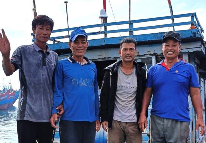 4 ngư dân Lý Sơn may mắn thoát chết sau khi tàu cá chìm ở Hoàng Sa. (Ảnh: L.S)