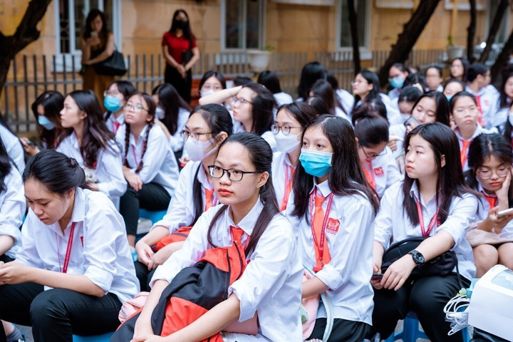 Gần 1.400 thí sinh đã tham gia kỳ thi tuyển sinh vào lớp 10 chuyên Khoa học Xã hội và Nhân văn năm 2024.