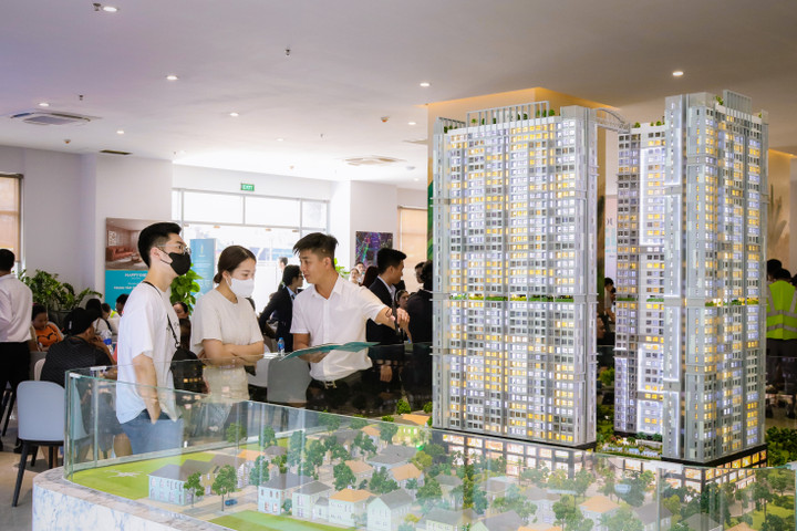 Khách mua “xem tận mắt, sờ tận tay” sản phẩm trước khi xuống tiền.