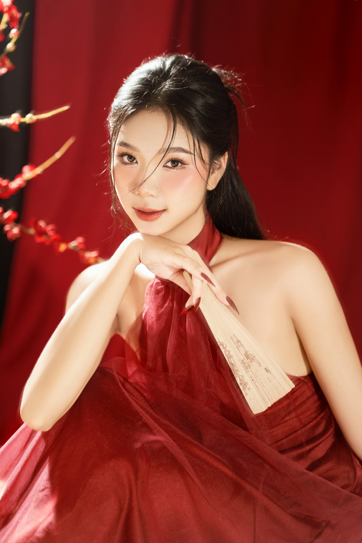 Khánh Linh từng đảm nhận vai trò diễn viên chính trong bộ phim ngắn viễn tưởng XX2061 (phim giành giải Búp Sen Vàng hạng mục phim ngắn xuất sắc 2016). Cô cũng là diễn viên trong vở kịch “vua Lợn“ tham gia liên hoan sân khấu quốc tế tại Tuyền Châu, Trung Quốc.