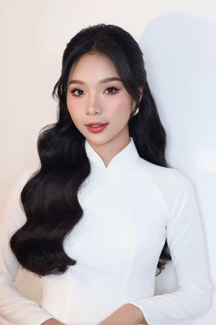 Nguyễn Khánh Linh sinh năm 2000 tại Hà Nội, cô tốt nghiệp ngành múa tại trường cao đẳng Nghệ thuật Hà Nội. Cô "ghi điểm" trong mắt BGK và khán giả nhờ hình thể đẹp, gương mặt ưa nhìn và nhiều thành tích ấn tượng trong các lĩnh vực khác nhau.