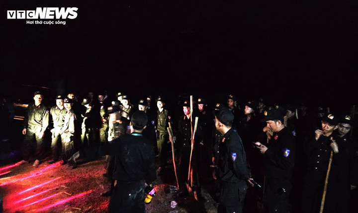 Hơn 300 cán bộ chiến sĩ thuộc Trung đoàn Cảnh sát Cơ động Nam Trung bộ thuộc và lực lượng kiểm lâm tỉnh Bình Định đã tích cực, nỗ lực xuyên đêm chữa cháy.