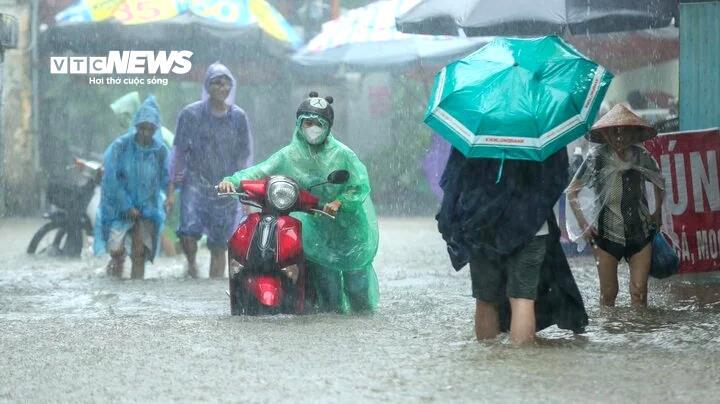 Mưa lớn ở Bắc Bộ khả năng giảm dần từ 6/6. (Ảnh: Anh Trí)