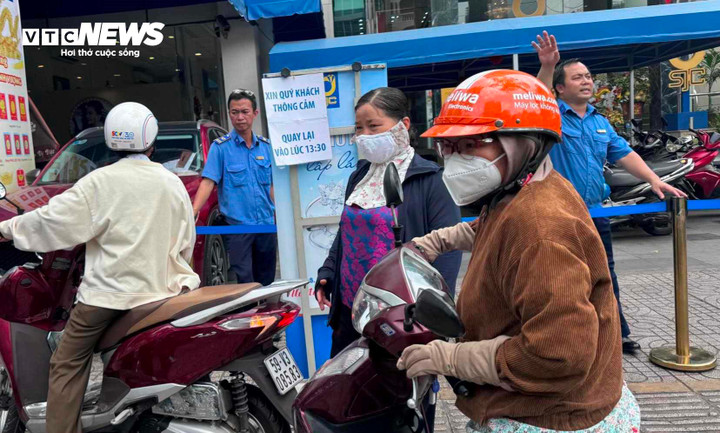 Tại SJC Nguyễn Thị Minh Khai, sau 10h30, bảo vệ đã chăng dây treo bảng không cho khách vào. Lý do là lượng khách đông nên ưu tiên giải quyét bán cho người xếp hàng từ trước. (Ảnh: Hà Linh)