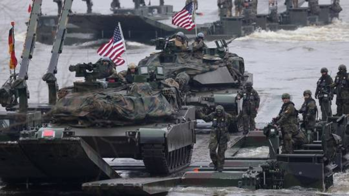 Xe tăng chiến đấu chủ lực M1A2 Abrams của Mỹ tham gia huấn luyện với các thành viên NATO. (Ảnh: Getty)