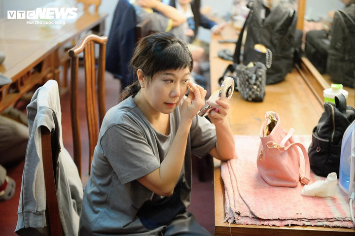 Thu Hương bộc bạch: “Vai bà voi tuy chỉ là vai phụ, cũng ít phân cảnh nhưng có cao trào là đoạn bà voi tạm biệt mọi người trong khu rừng. Cảnh đó rất nhiều cảm xúc, dù đã diện bộ đồ hóa trang dày che hết mặt nhưng tôi vẫn khóc thật để đem đến cảm xúc chân thật nhất cho khán giả. Thú thực, vừa mang trên mình bộ đồ hóa trang nặng, vừa diễn, vừa khóc rất mệt nhưng được phục vụ các khán giả nhí, tôi cảm thấy rất hạnh phúc”.