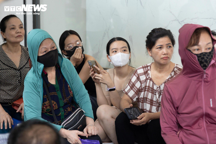 Khách chờ mua vàng tại Hà Nội. (Ảnh: Minh Đức)