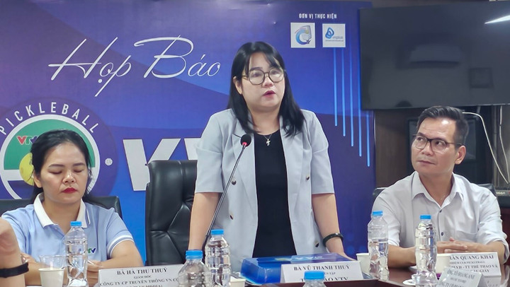 Đại diện ban tổ chức phổ biến thể thức thi đấu và giải thưởng.