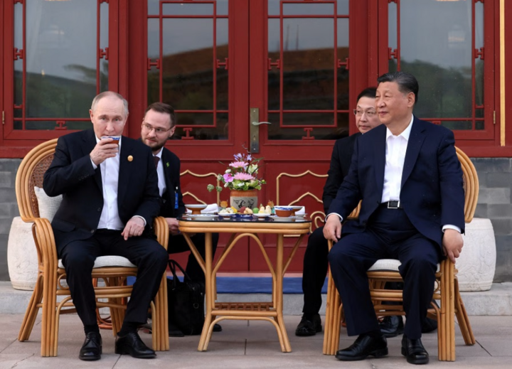Tổng thống Nga Vladimir Putin và Chủ tịch Trung Quốc Tập Cận Bình cùng thưởng trà tại Trung Nam Hải, Bắc Kinh, Trung Quốc, ngày 16/5. (Ảnh: Sputnik)