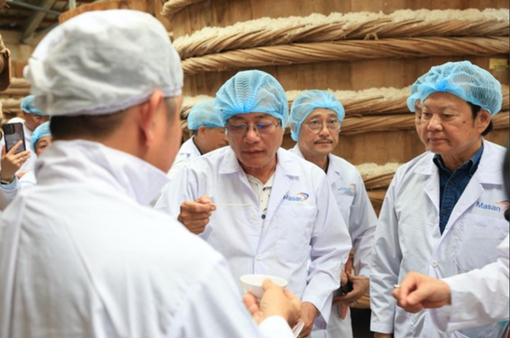 Các vị khách quý đang trực tiếp nếm thử nước mắm cá cơm cốt tại nhà thùng nước mắm Chin-su Phú Quốc.