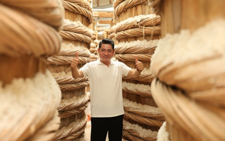 “Hot TikToker ẩm thực”, diễn viên Huỳnh Anh Tuấn cũng là một trong những vị khách quý trong chuyến tham quan nhà thùng nước mắm Chin-su Phú Quốc lần này.