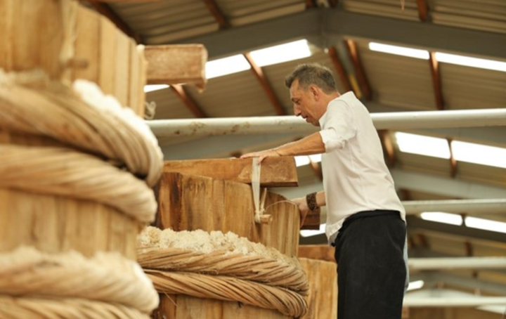 Chuyên gia ẩm thực người Pháp - Benoit Chaigneau bất ngờ trước quy mô của nhà thùng và thích thú cách ủ chượp nước mắm của người Việt Nam.
