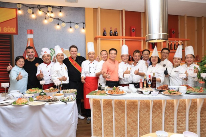 Các đầu bếp cùng nhau chuẩn bị các món ngon, chăm chút từng bát nước mắm chấm, cẩn trọng nêm nếm mỗi món kỹ càng.