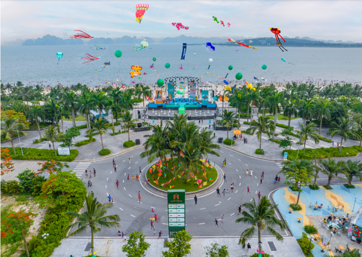 Một trong những điểm đến sôi động nhất Hạ Long trong dịp này là Khu đô thị vịnh biển Halong Marina (phường Hùng Thắng, TP Hạ Long, Quảng Ninh) với gần 12.000 lượt du khách tham gia lễ hội mùa hè Hi!Summer diễn ra từ 31/5 – 2/6.