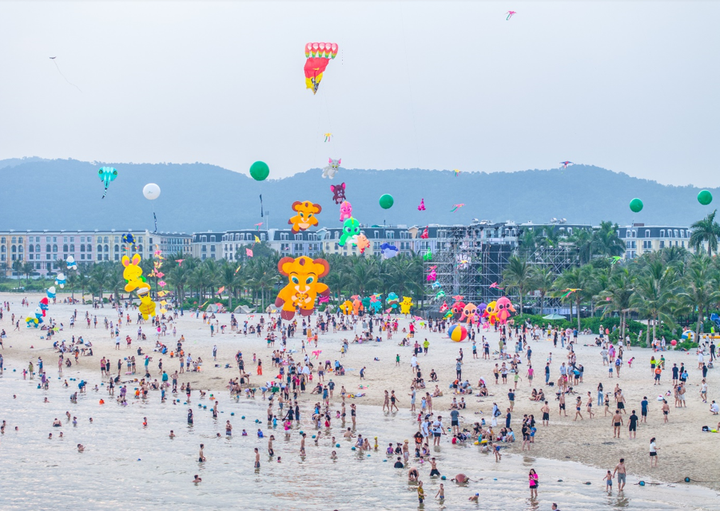 Du khách đổ về Halong Marina để check-in cùng những chiếc diều khổng lồ bay rợp trời bên vịnh di sản.