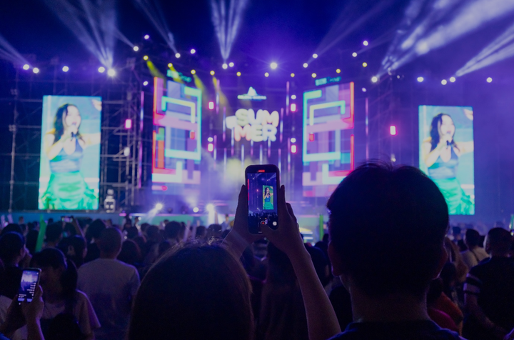 Nhiều du khách hưởng ứng hết mình trong hai đêm nhạc sôi động bên bờ vịnh biển.