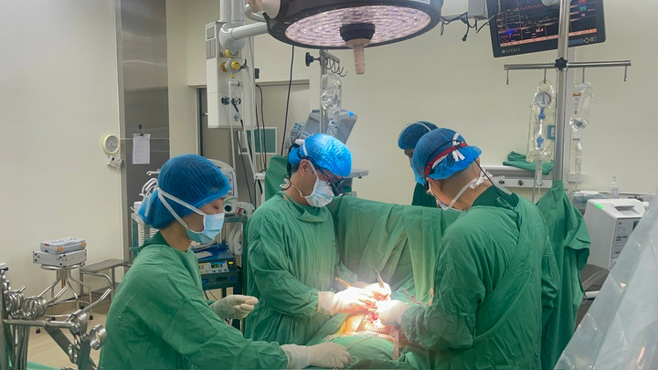 Thầy thuốc hai bệnh viện lớn hợp sức cứu hai mẹ con sản phụ trẻ tuổi ở Hà Nội. (Ảnh: BVCC)