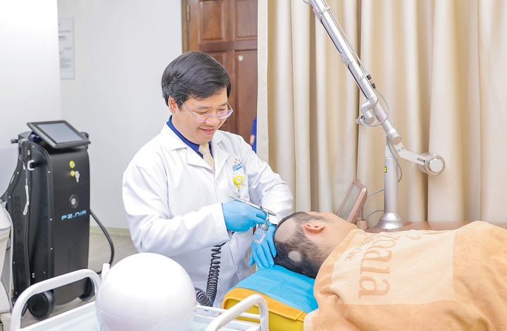 Khách hàng được thăm khám và điều trị bởi bác sĩ da liễu tuyến Trung ương.