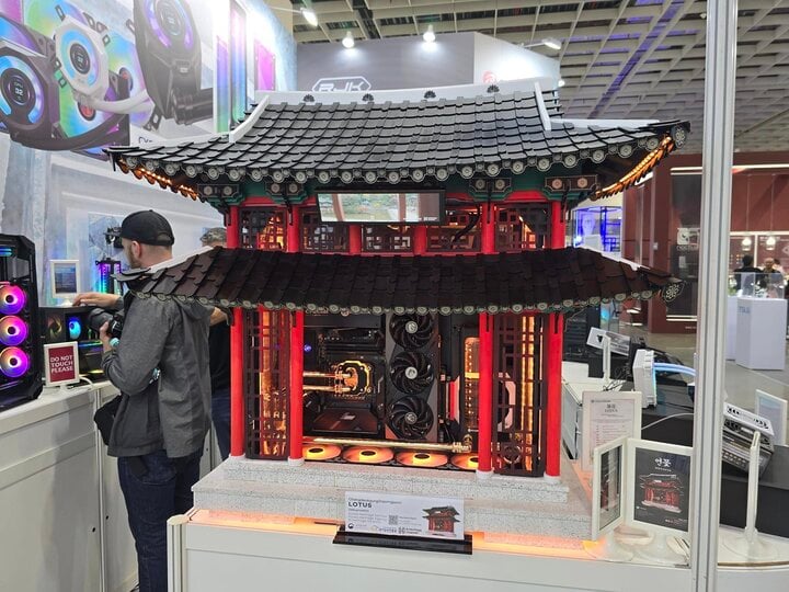 Một nhóm độ máy đến từ Hàn Quốc đã biến dàn PC cấu hình cao thành ngôi chùa ở quê hương. Tuy kích cỡ khá cồng kềnh, sản phẩm nhận được rất nhiều lời khen cho tính sáng tạo từ người tham quan triển lãm.