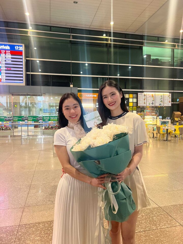 Bà Phạm Kim Dung, Chủ tịch Miss World Vietnam có mặt ở sân bay để chúc mừng Ý Nhi.
