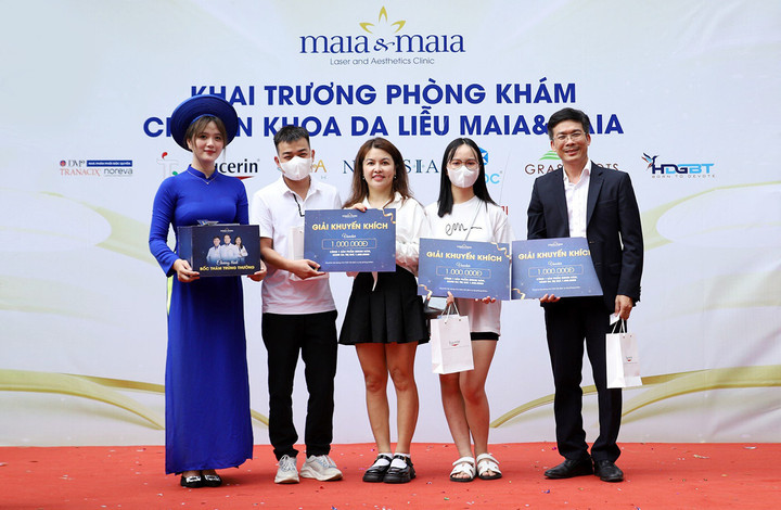 Nhiều phần quà hấp dẫn được trao cho khách hàng trong ngày khai trương.