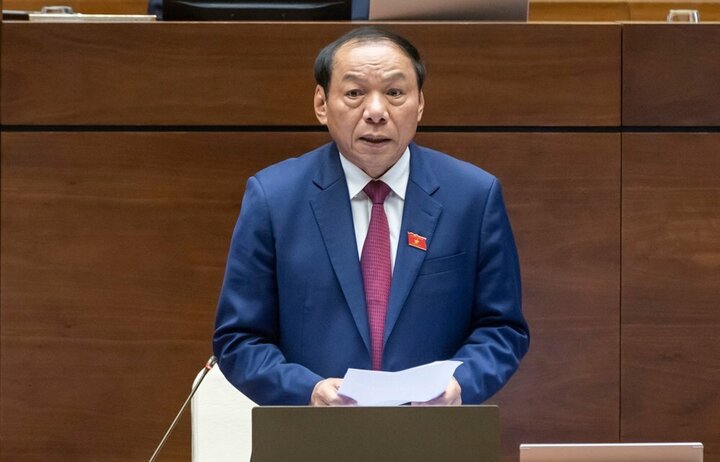 Bộ trưởng Nguyễn Văn Hùng trả lời chất vấn. (Ảnh: Quochoi.vn).