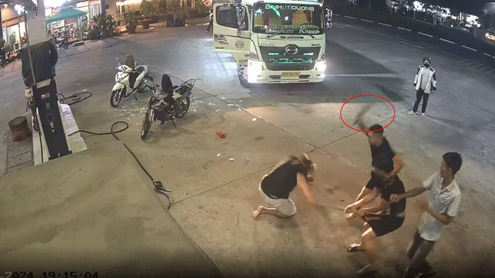 Nhóm thanh niên hung hãn tấn công nhân viên cây xăng. (Ảnh cắt từ video)