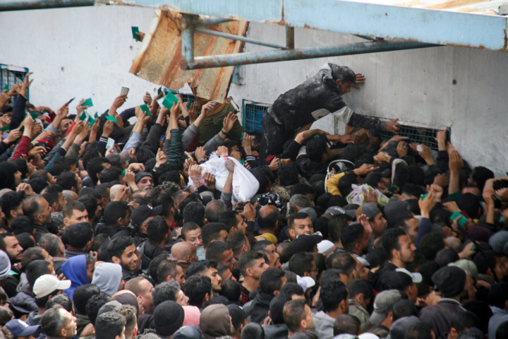 Người Palestine chen chúc nhận viện trợ bên ngoài một nhà kho của UNRWA ở Gaza. (Ảnh: Reuters)
