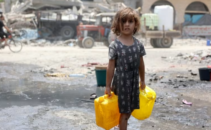 Một bé gái Palestine mang thùng đựng nước trong trại tị nạn Jabalia ở phía bắc dải Gaza. (Ảnh: CNA)