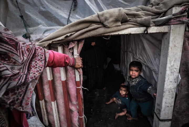 Trẻ em Palestine bên trong lều tạm tại một trại ở Rafah, miền nam Gaza. (Ảnh: AFP)