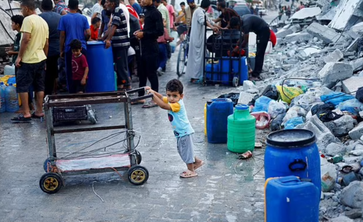Trẻ em Palestine tại một điểm lấy nước giữa lúc xung đột đang diễn ra giữa Israel và Hamas. (Ảnh: Reuters)