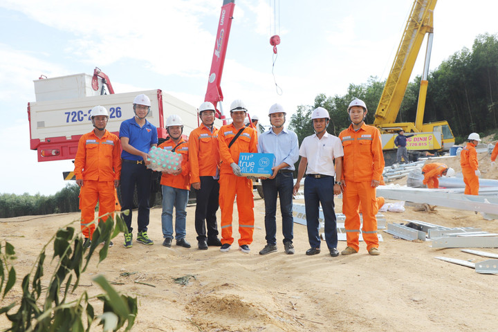 Sáng 4/6, ông Trần Đức Sơn, Phó Giám đốc PC Hà Tĩnh cùng đoàn công tác đã tới thăm hỏi, động viên, trao quà cho các Đội xung kích Công ty Điện lực Bà Rịa - Vũng Tàu (vị trí 86); Công ty Điện lực Vĩnh Long (vị trí 84) và Công ty Điện lực Tiền Giang (vị trí 89) thuộc Tổng công ty Điện lực miền Nam (EVNSPC) đang thi công trên địa bàn huyện Kỳ Anh, Hà Tĩnh.