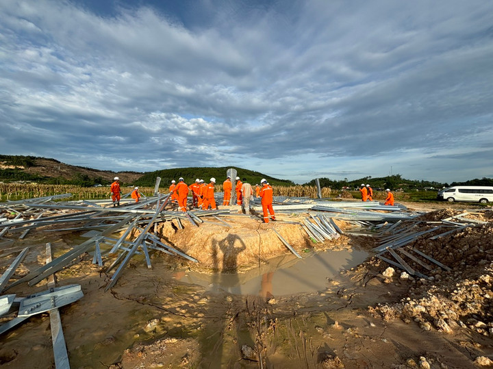 Sáng 4/6, Đội xung kích PC Tuyên Quang cùng Nhà thầu thi công tiến hành lắp ráp các vách cột để chờ cẩu vào dựng cột vị trí cột số 356, thuộc xã Nghi Kiều, Nghi Lộc, Nghệ An.