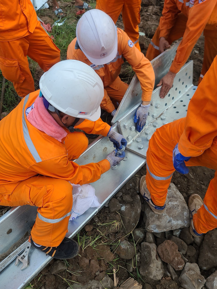 Ngày 3/6, ngày làm việc thứ 3 của Đội xung kích PC Quảng Ninh triển khai thi công VT 15 tại xã Hải An, huyện Hải Hậu, tỉnh Nam Định . VT cột đỡ chiều cao 76m, trọng lượng gần 70 tấn vật tư đã tập kết đầy đủ, phương tiện dùng dựng xong 3 thân trụ còn lại T1; tổ hợp thanh giằng (4 vế) T1.