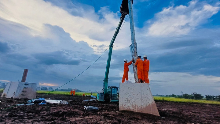 Tổ xung kích số 1 của PC Nam Định nhận nhiệm tham gia dựng cột thép vị trí số 30 của ĐZ 500kv trên địa bàn tỉnh. Đến 18h ngày 4/6, đội đã đưa lên vac gá lắp thanh trụ đầu tiên, hiện đội vẫn đang triển khai thi công.