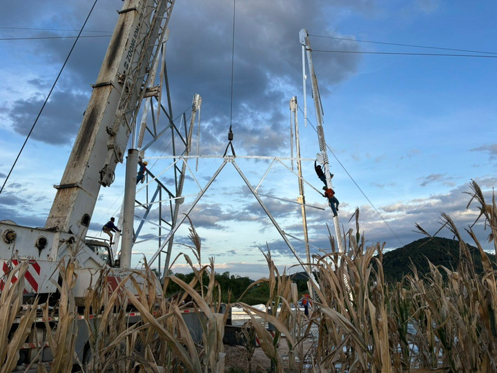 Sau thời gian khẩn trương vận chuyển, lắp ráp các thanh cột điện vị trí 356 thuộc xã Nghi Kiều (huyện Nghi Lộc, tỉnh Nghệ An), chiều 5/6, cột điện vị trí 356 đã được lắp ráp những thân cột đầu tiên đảm bảo an toàn.