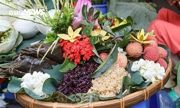 Vì sao Tết Đoan ngọ luôn có có rượu nếp và trái cây chua? (Ảnh: Minh Đức)