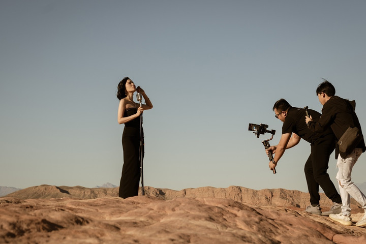 Đầu tháng 6/2024, Lệ Quyên chia sẻ về dự án âm nhạc mới mang tên "Tình chỉ đẹp khi vừa bắt đầu". Nữ ca sĩ quyết định đưa toàn bộ ê-kíp sang Las Vegas để ghi hình cho dự án này.