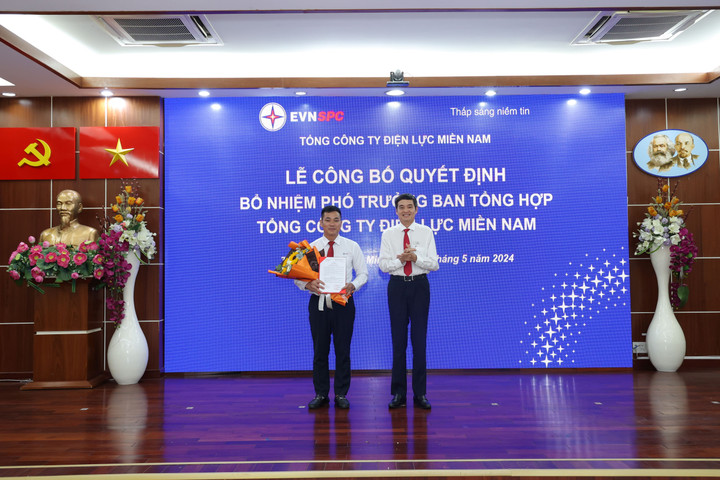 Trao quyết định bổ nhiệm ông Đặng Văn Cung giữ chức vụ Phó Trưởng Ban Tổng hợp EVNSPC.