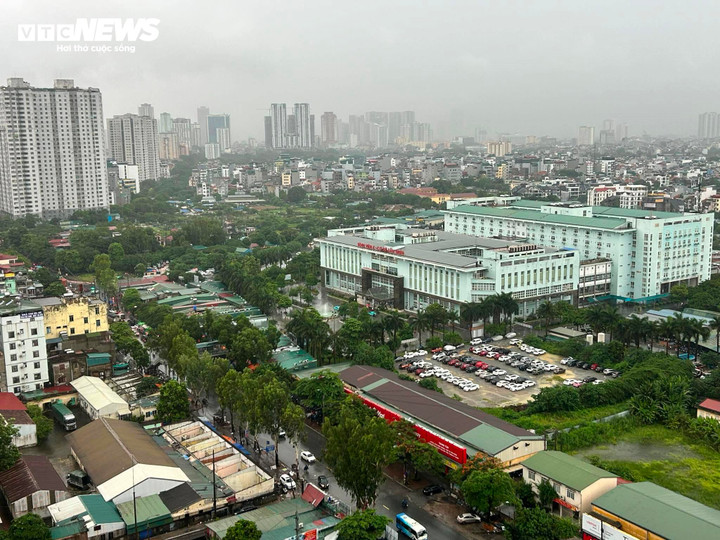 Khu vực quận Hà Đông và huyện Thanh Trì cũng hứng trận mưa lớn từ sáng sớm.