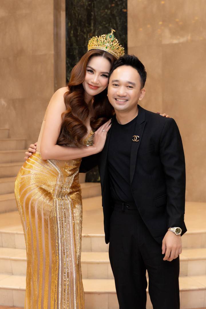 Trên thảm đỏ của sự kiện Miss Grand Vietnam tại TP.HCM, Hoa hậu Lê Hoàng Phương, Đoàn Thiên Ân, Lương Thùy Linh, Á hậu Quỳnh Châu, Minh Nhàn, Hồng Hạnh tụ hội với những bộ đầm dạ hội quyến rũ do nhà thiết kế Lê Ngọc Lâm sáng tạo.