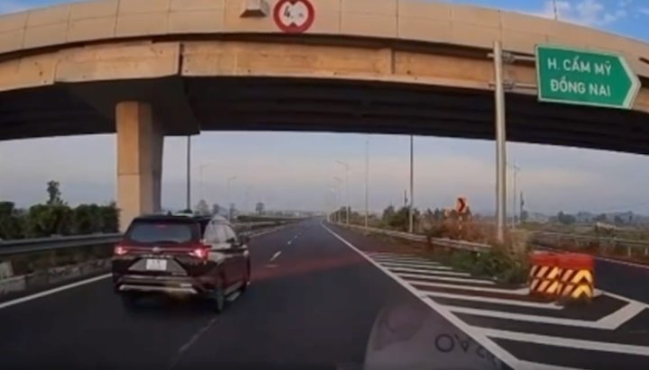 Nữ tài xế lùi xe trên cao tốc TP.HCM - Long Thành - Dầu Giây đã bị lập biên bản xử phạt.