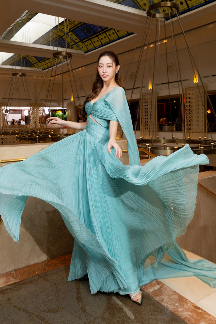 Là mỹ nhân đầu tiên diện thiết kế mới nhất trong bộ sưu tập sắp ra mắt của Lê Ngọc Lâm, Hoa hậu Lương Thùy Linh hướng đến hình ảnh sang trọng, gợi cảm chừng mực.